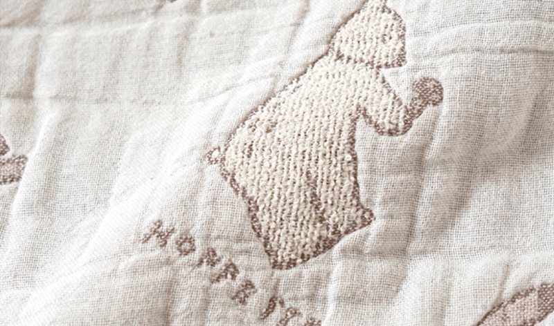 中間層混合膨鬆的伸縮彈力線，加強延展性、越洗越蓬鬆，毛圈紗線用於熊的身體，以營造出低沉的質感，是一份不分性別且具內斂質感的禮物。