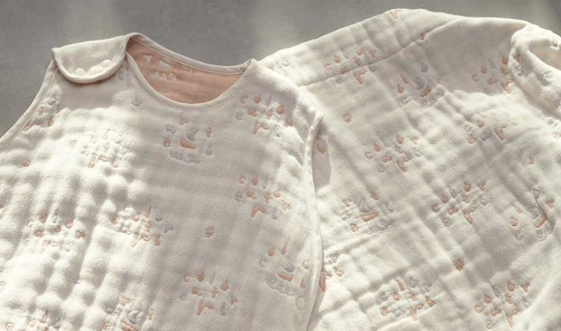 除了用剩餘的南非國寶茶和日本櫻桃蘿蔔回收製成、染上一抹橘紅和淺灰藍的色調，每一塊布都是最接近自然、柔和樸實的顏色，讓寶寶穿的安心又環保。