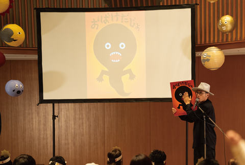 龜山先生和中川女士也準備了兒童和大人都可以享受的「繪本套裝清單」。手工製作的舞台上有七個星球，也是這次聯名創作的主軸。在《野西同學》中，大家一邊念誦圖畫書，在有點可怕的氛圍中，有的孩子被嚇得哭了起來。但卻又一邊鼓掌一邊唱歌、大笑，一起大聲朗讀繪本。看到每個人，從還不會說話的小孩到大人，都玩得很開心，真是令人印象深刻。
