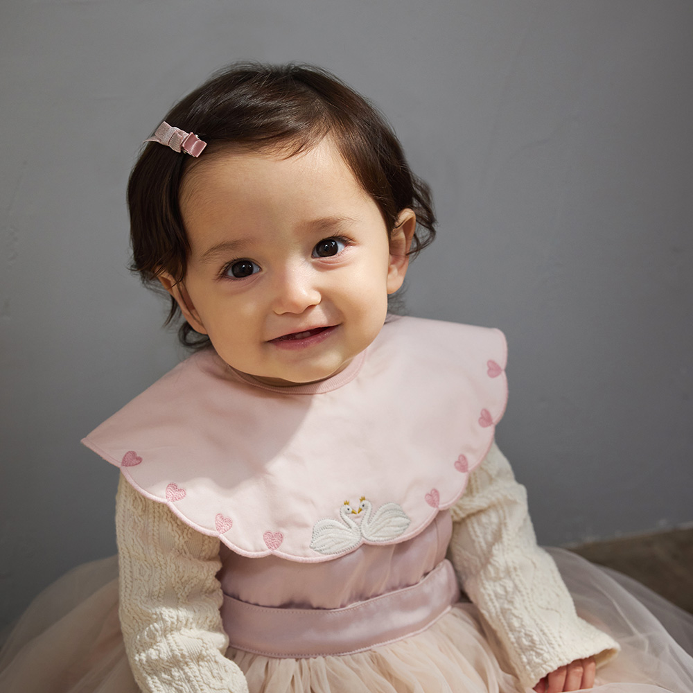 天鵝之心刺繡圍兜