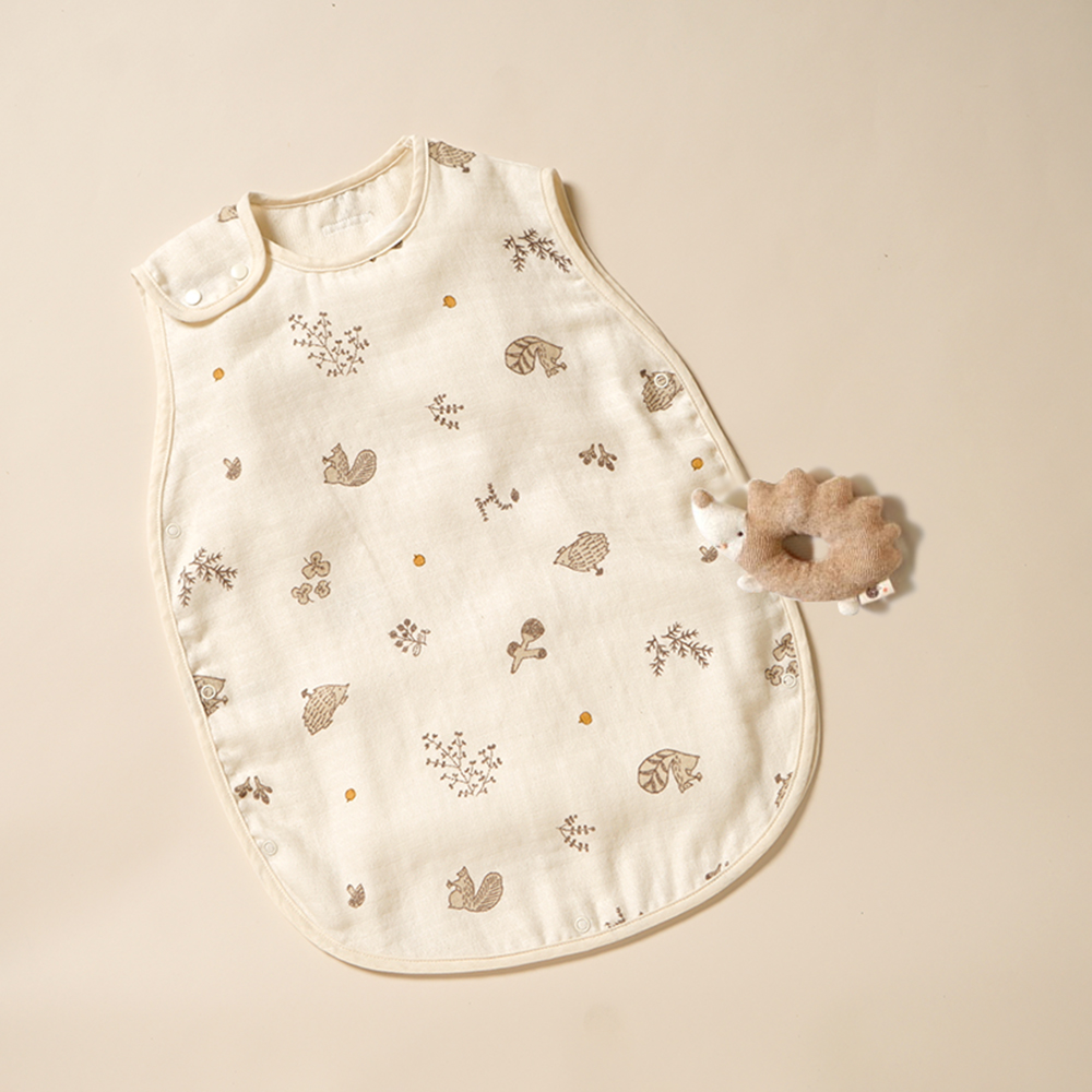 漫步森林天絲三層紗防踢背心刺蝟搖鈴禮盒組