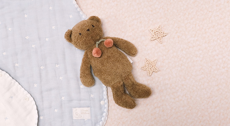 10mois 櫻桃嘟嘟玩偶 小熊  使用日本東北山形縣名產,製作櫻桃葡萄酒時所取出的種子製作而成,可以取出種子袋加熱或冷藏,具有保溫與保冷特性,在夜裡哭泣時,能適時的給予溫暖與安撫。  「doudou 嘟嘟」 是法語單詞「doux」,意思是“孩子整天睡覺必備的「小被被」或者「玩偶」”也可以用來指“在需要安慰時會抱著的寶貝”,陪伴著寶寶的成長,我們將它命名為“櫻桃嘟嘟”,希望能受到寶貝們的喜愛直到長大。山形縣是日本第一大櫻桃產區,種子是釀造櫻桃酒或果醬中所提取的,年收穫的量有限,加上玩偶縫製過程必須經由手工處理,因此無法大量生產。希望玩偶能被用心地呵護與珍惜。