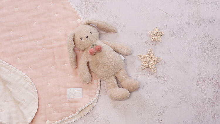 10mois 櫻桃嘟嘟玩偶 小兔  使用日本東北山形縣名產,製作櫻桃葡萄酒時所取出的種子製作而成,可以取出種子袋加熱或冷藏,具有保溫與保冷特性,在夜裡哭泣時,能適時的給予溫暖與安撫。  「doudou 嘟嘟」 是法語單詞「doux」,意思是“孩子整天睡覺必備的「小被被」或者「玩偶」”也可以用來指“在需要安慰時會抱著的寶貝”,陪伴著寶寶的成長,我們將它命名為“櫻桃嘟嘟”,希望能受到寶貝們的喜愛直到長大。山形縣是日本第一大櫻桃產區,種子是釀造櫻桃酒或果醬中所提取的,年收穫的量有限,加上玩偶縫製過程必須經由手工處理,因此無法大量生產。希望玩偶能被用心地呵護與珍惜。