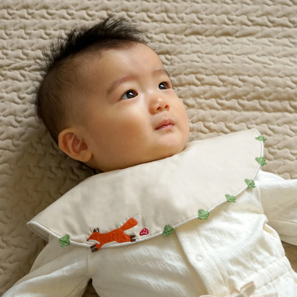 元氣狐狸刺繡圍兜