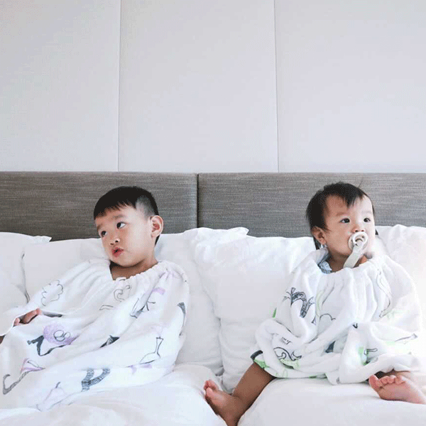 融化爸媽的雙寶手足照