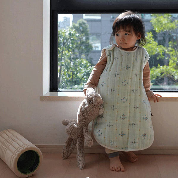 她現在起床會說：「早」