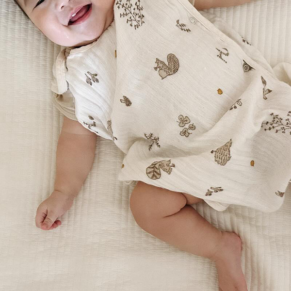 欣賞穿防踢被露出的小腳