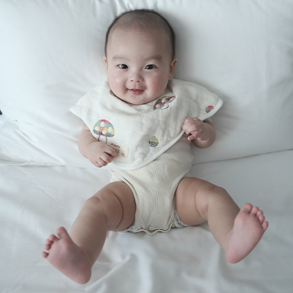 避免睡前奶喝完吐奶又要再換衣服