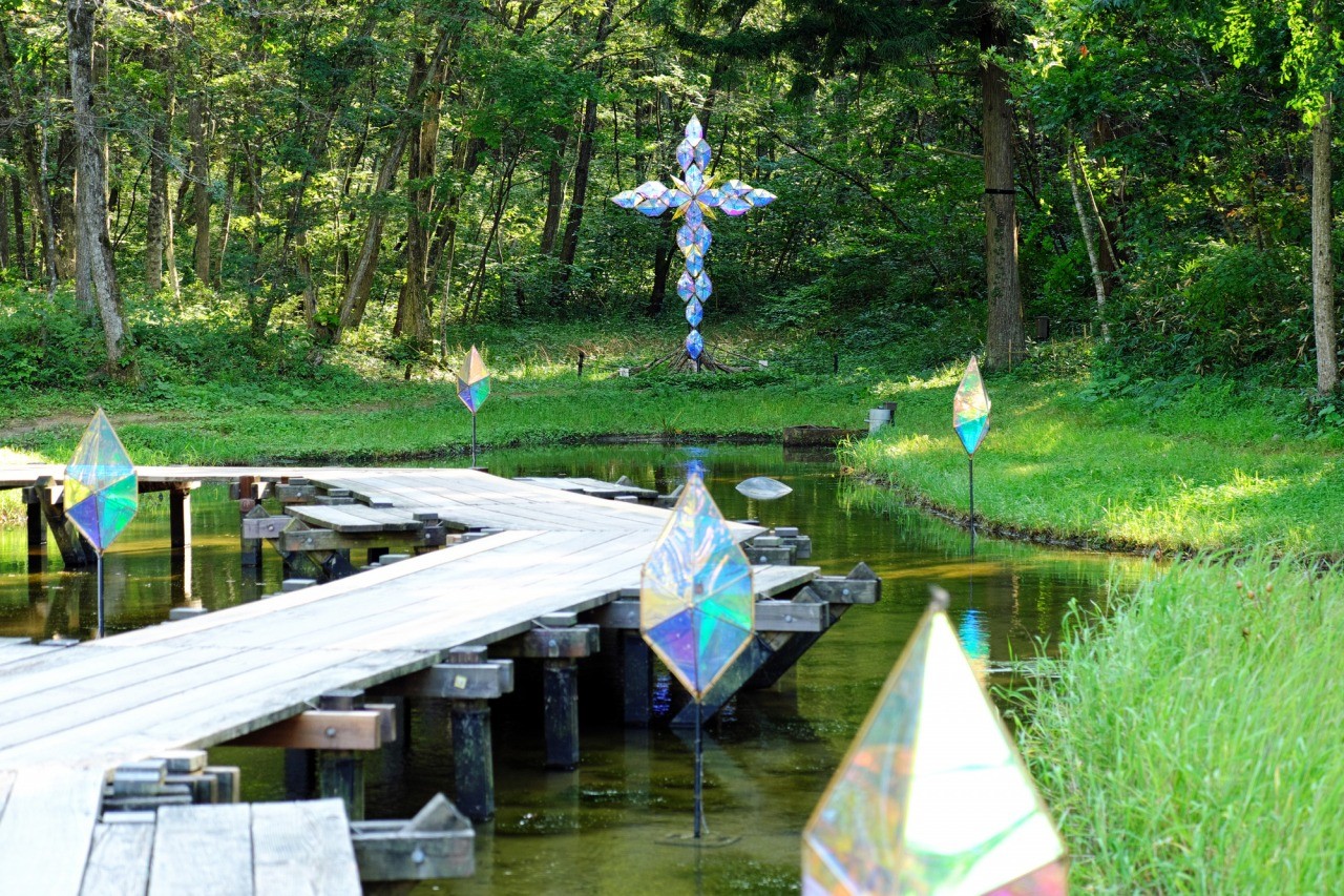 宮澤賢治的世界，不只存在於書頁之中，更被實現在他的故鄉——岩手縣花卷市的「宮澤賢治童話村」。 踏進以《銀河鐵道之夜》為靈感的「銀河站」閘門，一場穿越自然、宇宙與童話的旅程即將展開。