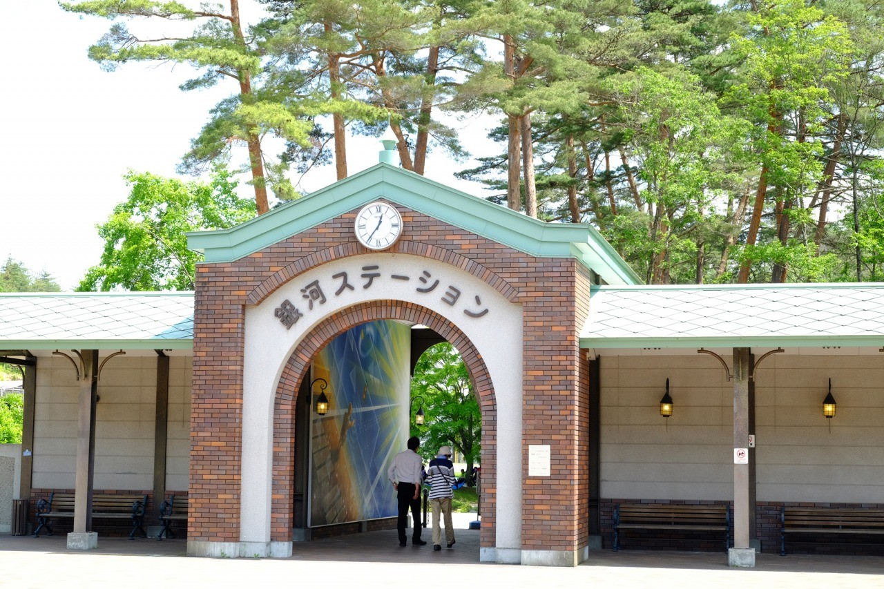 宮澤賢治的世界，不只存在於書頁之中，更被實現在他的故鄉——岩手縣花卷市的「宮澤賢治童話村」。 踏進以《銀河鐵道之夜》為靈感的「銀河站」閘門，一場穿越自然、宇宙與童話的旅程即將展開。