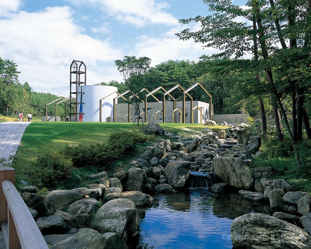 「貓頭鷹小徑」森林散步坐在「妖精小徑」的長凳上，感覺有人在耳邊述說著故事。這裡還有「山野草園」，能看到賢治的童話裡出現的山地野草。