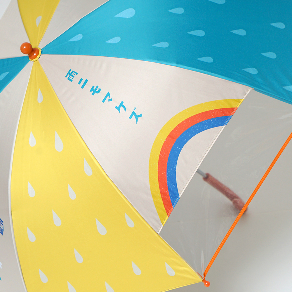 聯名系列正是以宮澤賢治最廣為人知的詩作《不畏風雨》，為靈感起點，tupera tupera以其標誌性的拼貼風格與大膽色彩，轉化為各式圖案，融入「雨」「晴」「雲」「風」「暴風雨」「雪」「雷」「彩虹」等各種漢字和圖案，不輸給雨不輸給風，擁有直面世界的勇氣，是對每個孩子的期待與祝福。